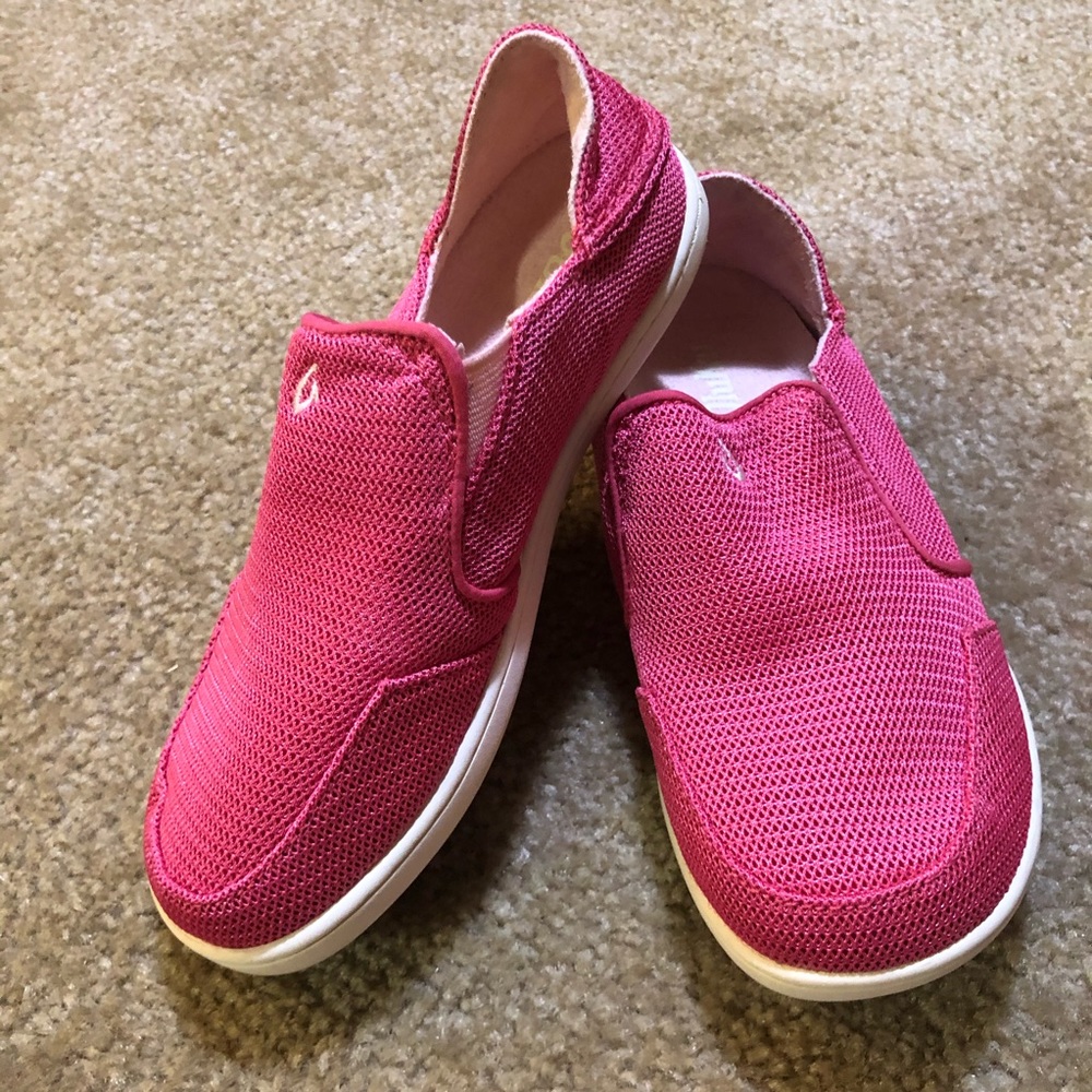 Brand new never worn Olukai girls shoes